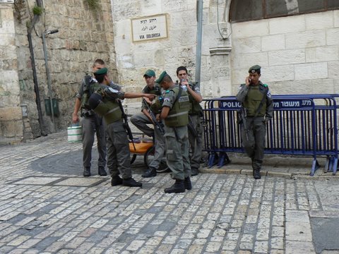 036 odpočinek patroly na rohu Via Dolorosa