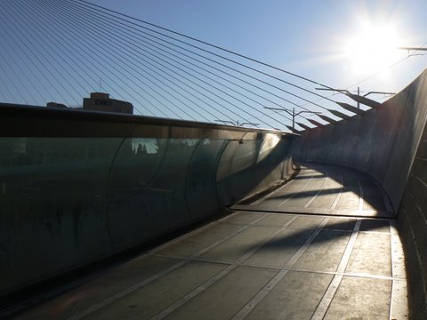 050 zóna pro pěší na tramvajovém mostu